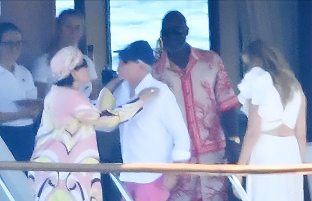 66岁卡戴珊妈妈和黑人小男友度假！穿花裙真嫩，在游艇上亲吻真甜 - 3