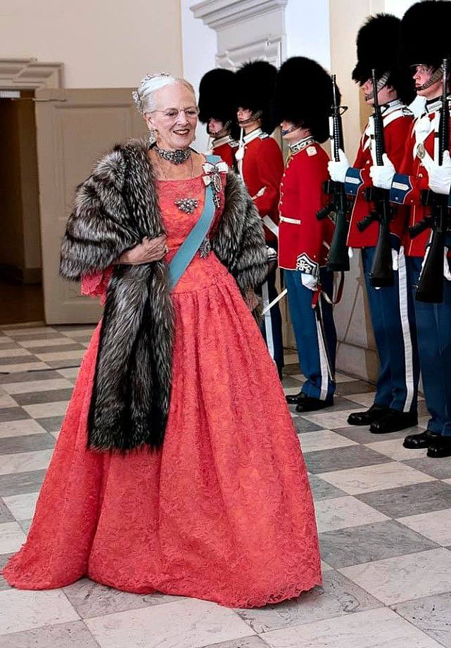 81岁丹麦女王的最新肖像照曝光！蓝裙配王冠很大气，抹红唇不服老 - 7