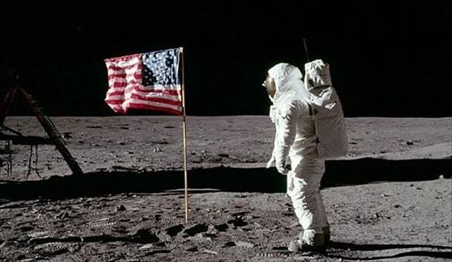 五星红旗亮相月球，美国登月被指造假：为何美国国旗能随风飘扬？ - 1