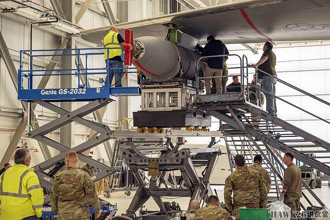 美国空军为KC-46“飞马座”安装加油吊舱 开始进行软管加油测试 - 9