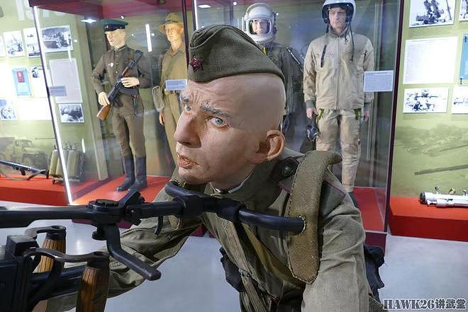 俄罗斯博物馆为高射机枪配备模特 展现射手紧张状态 准备随时开火 - 3