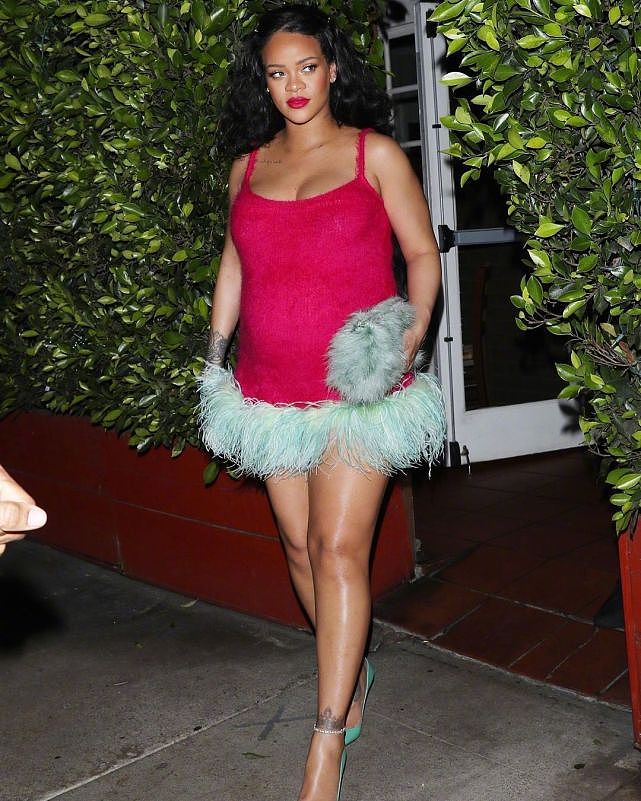 孕妈蕾哈娜太敢穿！穿桃红色吊带裙像个球，8个月孕肚勒着不难受 - 7