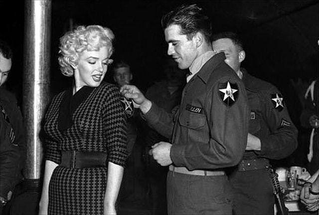 1954年，梦露在韩国劳军，冬天穿吊带裙表演，数10万美军为其痴迷 - 8