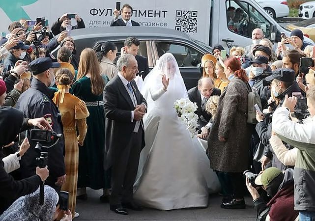 俄罗斯100多年来首个“王室婚礼”！40岁大公国大婚，新娘有点胖 - 9