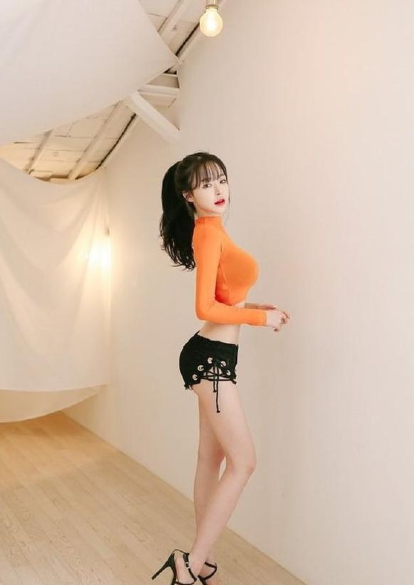 韩国模特新写真，橘色的上衣搭配超短短裤，网友：短裤也太短了 - 3