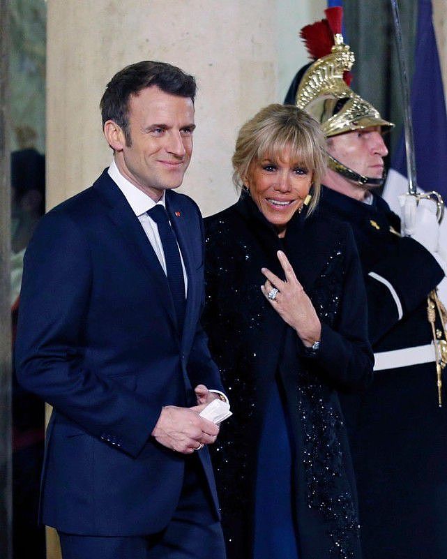 法国总统同框大24岁的妻子！布丽吉特穿开叉裙秀腿盘着发好美丽 - 4