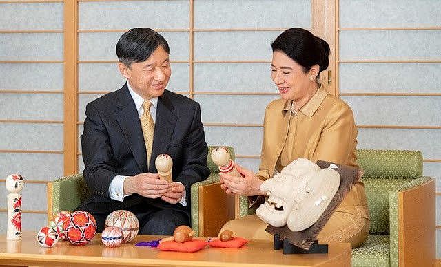 日本雅子皇后58岁官方生日照来啦！穿金色套装太美，和德仁好恩爱 - 6
