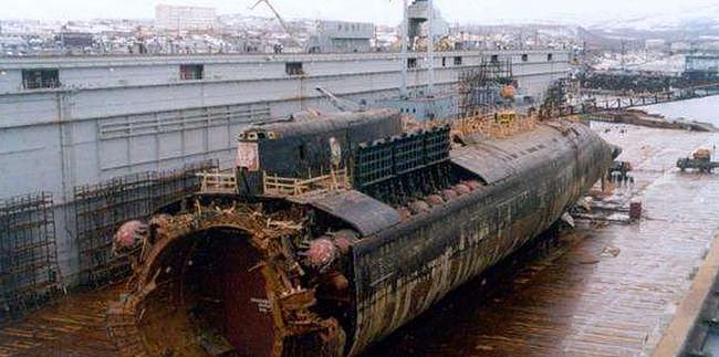库尔斯克号意外沉没，118名士兵陪葬，潜艇发生意外该怎么应对？ - 2