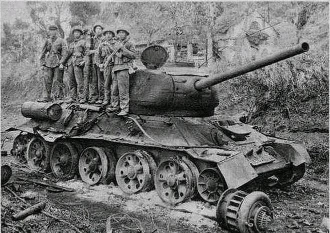 性能优秀的T34为什么战争初期表现很烂？1945年4月25日红军会师 - 20