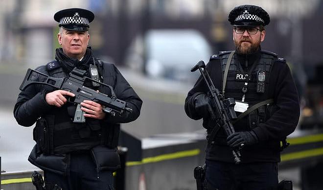 英国警察装备有多好？出门巡逻带两把枪，配置堪比特警队 - 3