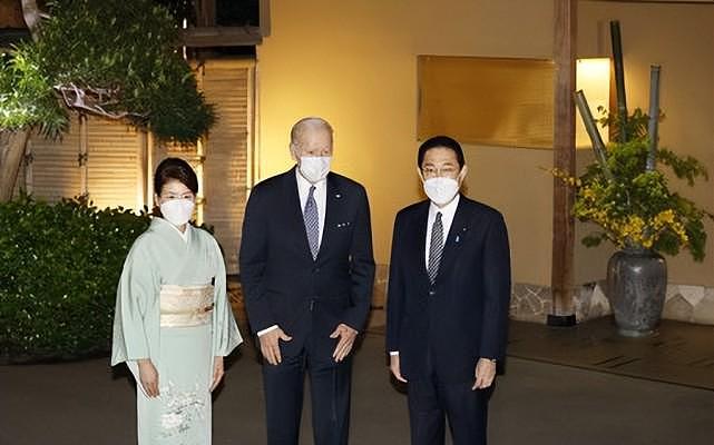 日本首相夫妇欢迎拜登！夫人穿和服亮相，亲自给拜登泡茶太贤惠了 - 4