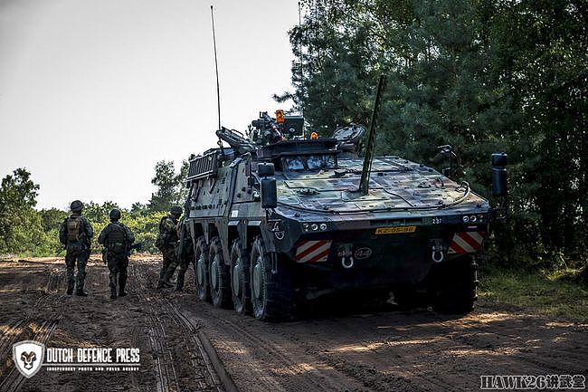 荷兰第112装甲工兵连实战演练 坦克架桥车开辟通道 工兵设置路障 - 21