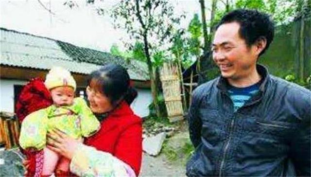 08年汶川大地震后，程林祥背着儿子遗体走25公里，坚决带儿子回家 - 19