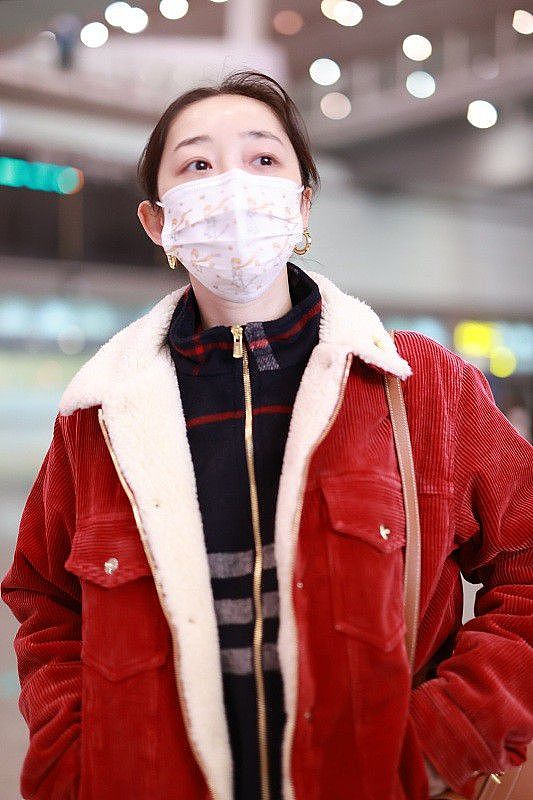 蒋梦婕素颜现身机场，身穿红色灯芯绒外套喜庆优雅，看着好低调 - 4
