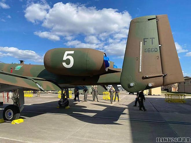 美军A-10C攻击机最新涂装亮相 纪念二战“飞虎队”和王牌飞行员 - 4