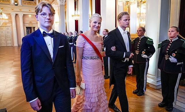 欧洲王室齐聚！挪威公主的黑人未婚夫在大合影中扎眼，唯一的黑人 - 11