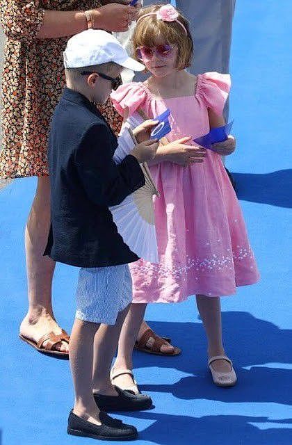 摩纳哥亲王的私生子亮相！29岁女儿穿低胸装，与7岁的龙凤胎同框 - 14