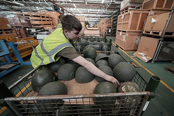 剥离陆军织带或识别徽章 英军向乌克兰军方捐赠数万顶头盔 - 3