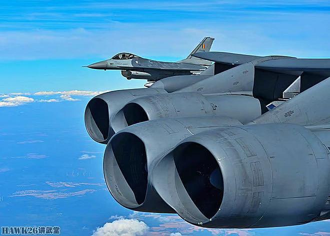 美军两架B-52H飞越欧洲大陆 与多国战机联合训练 展示战略威慑力 - 4