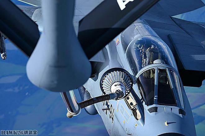 美军KC-135为“狂风”空中加油 加装浮锚组件 硬管瞬间变成软管 - 6