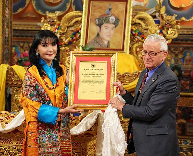 不丹王室的颜值太惊艳！58岁王母搭刺绣披肩很贵气，公主似洋娃娃 - 3