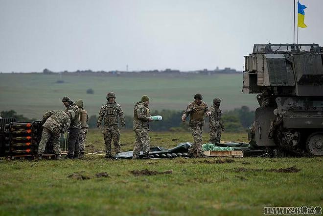 乌克兰士兵操作AS90自行榴弹炮在英国实弹射击 英军教官认真培训 - 5