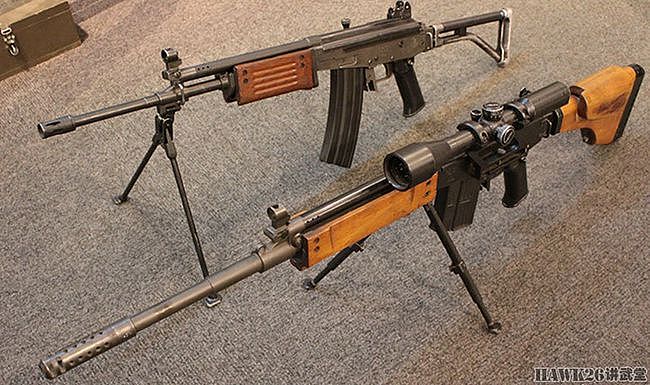 日本古董枪店展示以色列伽利尔狙击步枪 店员对比与普通型的区别 - 9