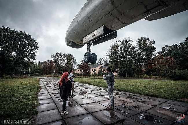 钻进图-16轰炸机 乌克兰博主冒险进入纪念碑 探索神秘的内部结构 - 29