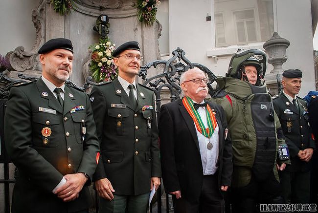 “撒尿小孩”雕像穿上防爆服 庆祝比利时拆弹部队成立100周年 - 10