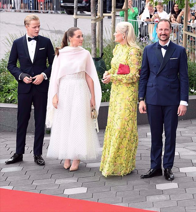 被18岁挪威公主美到了！未来女王果然气势足，穿斗篷钻石白裙惊艳 - 3