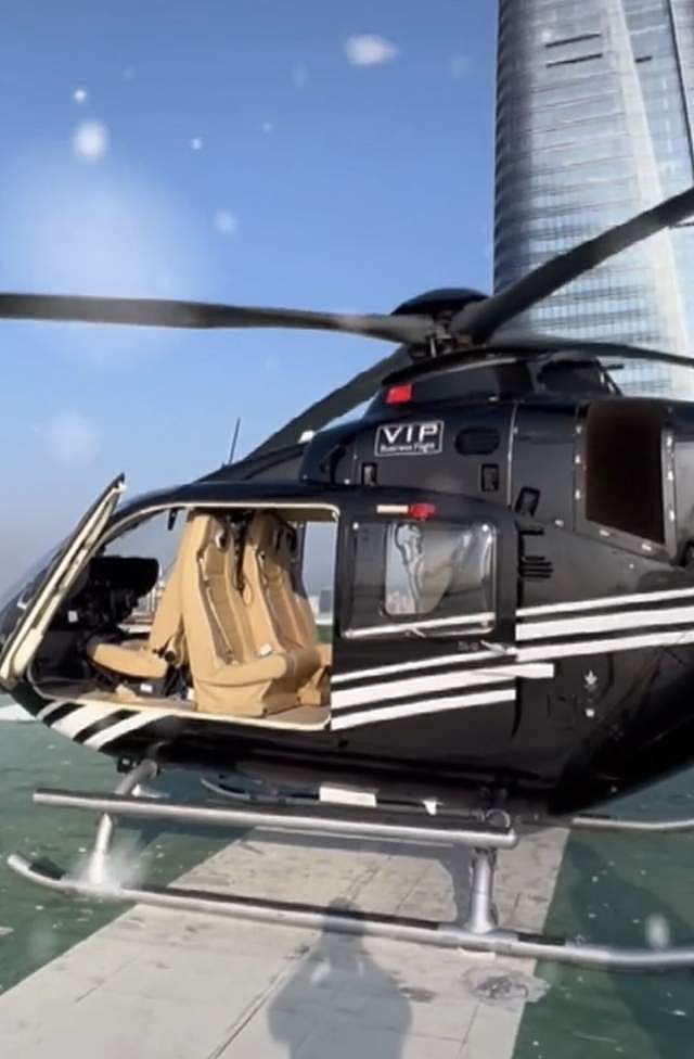 65岁吕良伟重现《上海滩》造型！开直升机太炫酷，帅气出场心情好 - 7