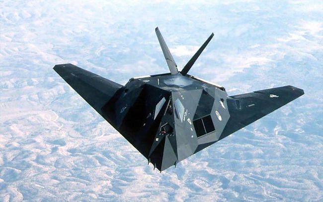 F-117 就像是被架在烤炉上的火鸡 慢慢翻转以便均匀喷涂 - 8