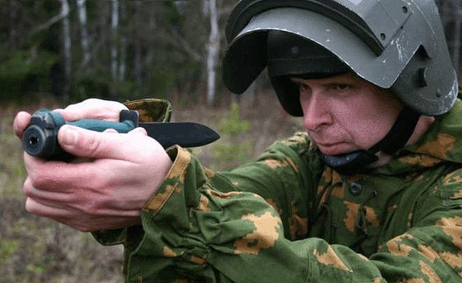 俄军特种兵最爱的8款冷兵器，匕首枪和工具钳的确实用 - 11