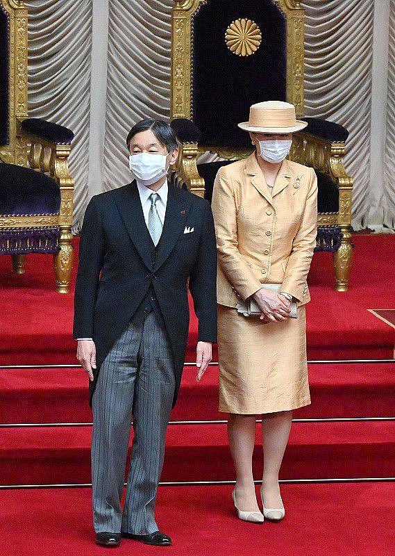 日本皇后气质很优雅， 虽然上了年纪了，穿的成熟却不显老 - 9