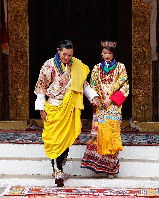不丹王后结婚10周年纪念日！夫妇俩逛机场，甜蜜互动浪漫如初恋 - 2