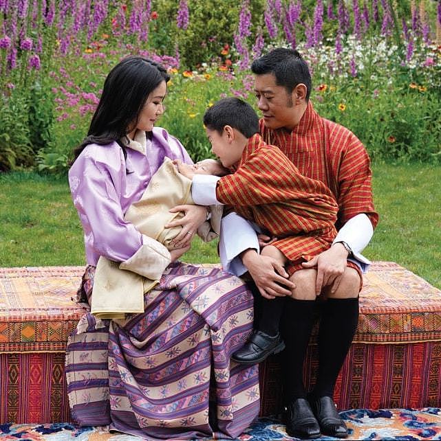 不丹王后的新造型贼仙！一身紫衣走邻家风，气质如天山雪莲般干净 - 10