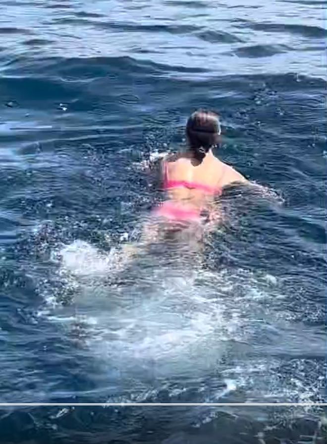 一条美人鱼!谷爱凌法国度假海上冲浪,穿粉色比基尼划船秀傲人身材 - 2