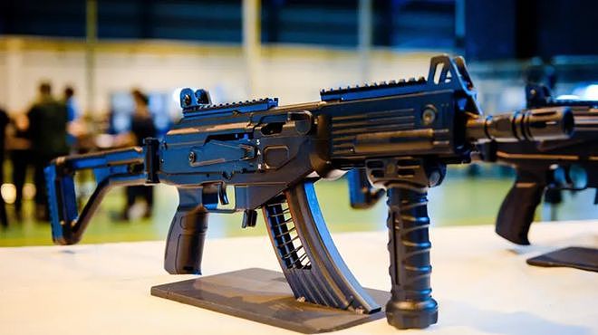 越南国产化的STV枪族，实际上是授权制造的Galil和改造的AK - 7