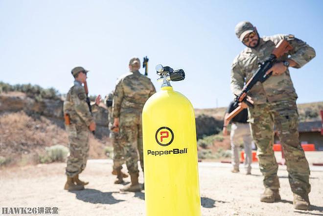 美军非致命武器训练 新型“胡椒瓶”发射器亮相 改用弹匣供弹方式 - 4