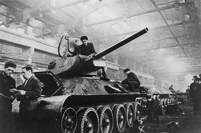 性能优秀的T34为什么战争初期表现很烂？1945年4月25日红军会师 - 12