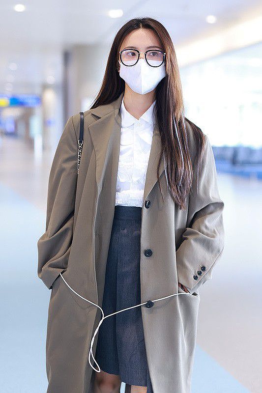 杨超越的颜值不用说，穿搭也很有亮点，灰色大衣打造出韩系学姐范 - 3