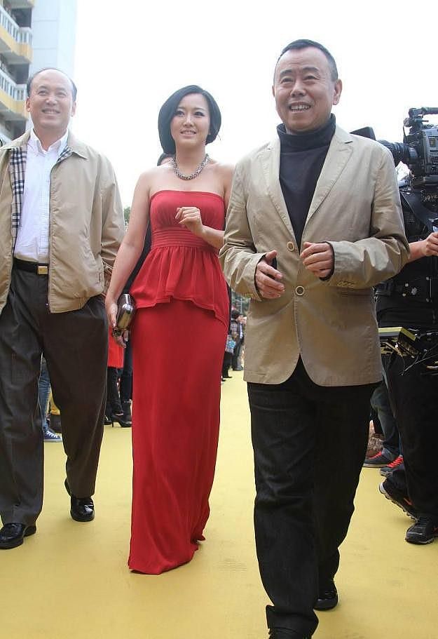 潘长江女儿身材挺高挑，一袭红裙真妩媚，和爸爸站在一起很显气质 - 5