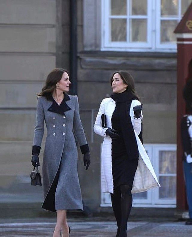 50岁丹麦王妃轻装上阵！黑白配尽显高贵，看不出比凯特王妃大10岁 - 10