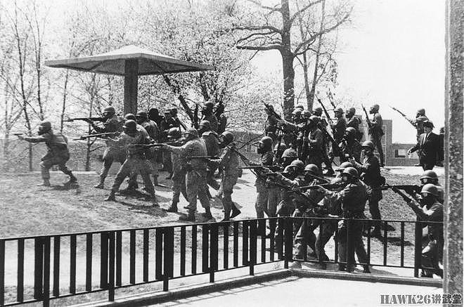 54年前 美国俄亥俄州国民警卫队向反战抗议学生开枪 造成四人丧生 - 10