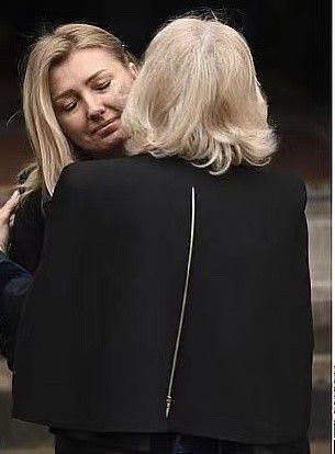 卡米拉安慰哭泣的乌克兰大使夫人！穿披肩气场全开，越发像王后了 - 2