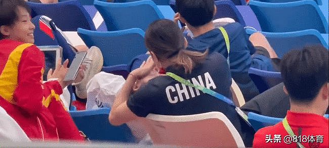 团宠!全红婵和师姐赖诗韵一起看比赛,躺在师姐怀中享受面部护理 - 3