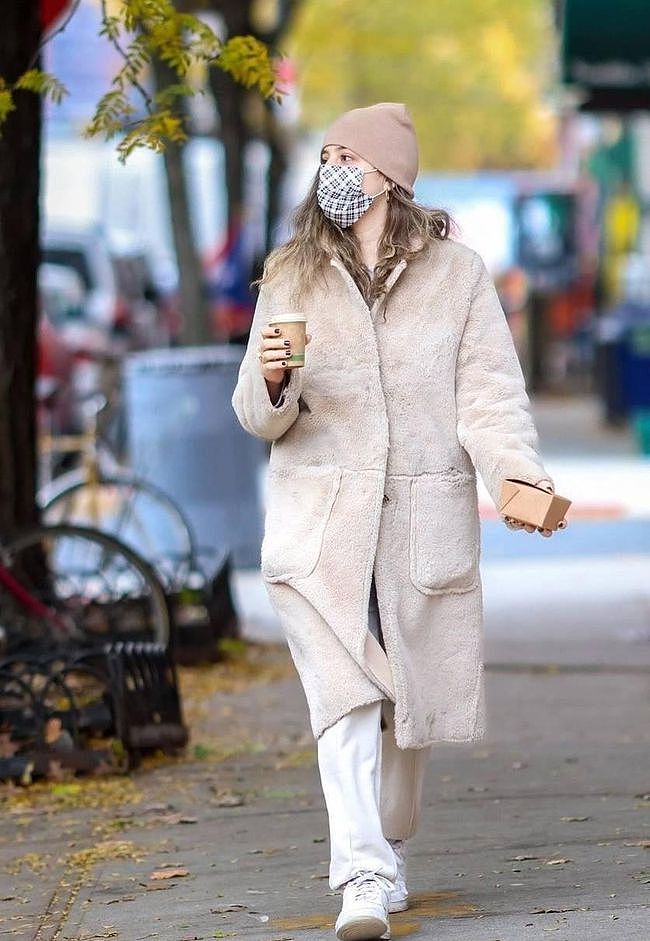 加绒外套在纽约挺受欢迎，搭配得很时髦，女人穿上能变霸气 - 6