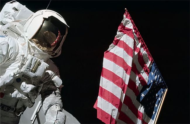 五星红旗插上月球后，美国登月再遭质疑：为什么美国国旗在飘扬？ - 4