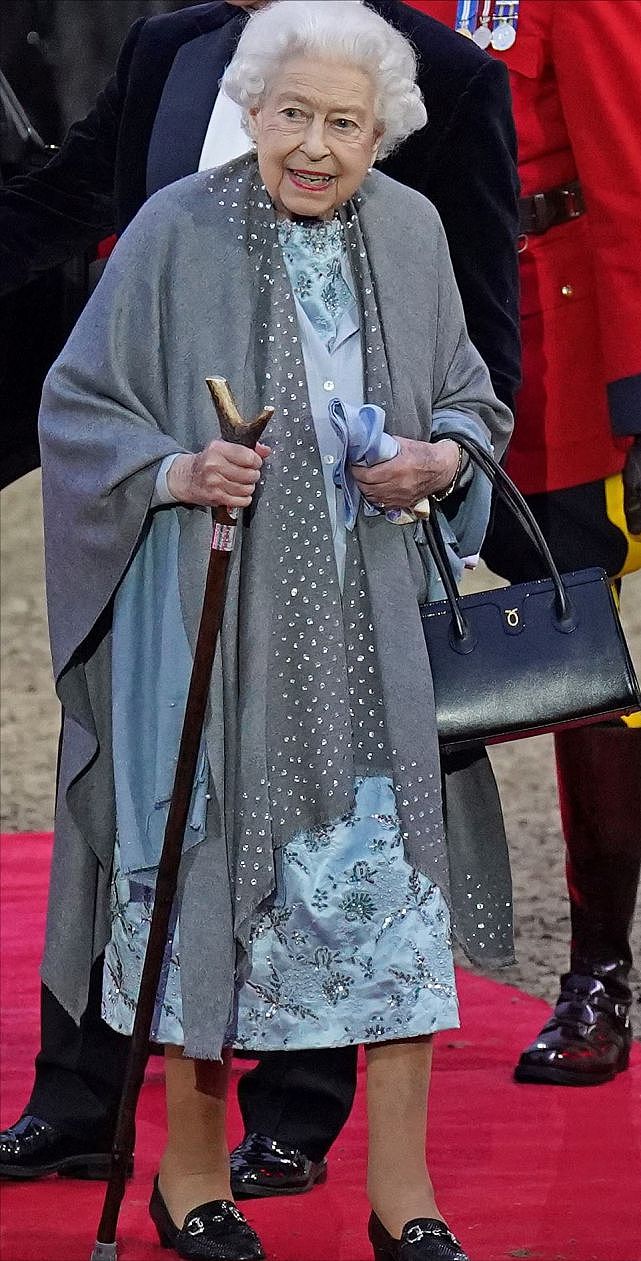 96岁英国女王闪耀亮相庆典仪式！拄着拐杖也好优雅，阿汤哥也来了 - 3
