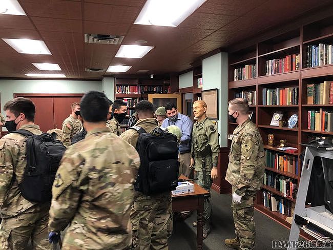 西点博物馆历史教学课 美军学员如何了解越战 武器装备摆满一桌 - 9